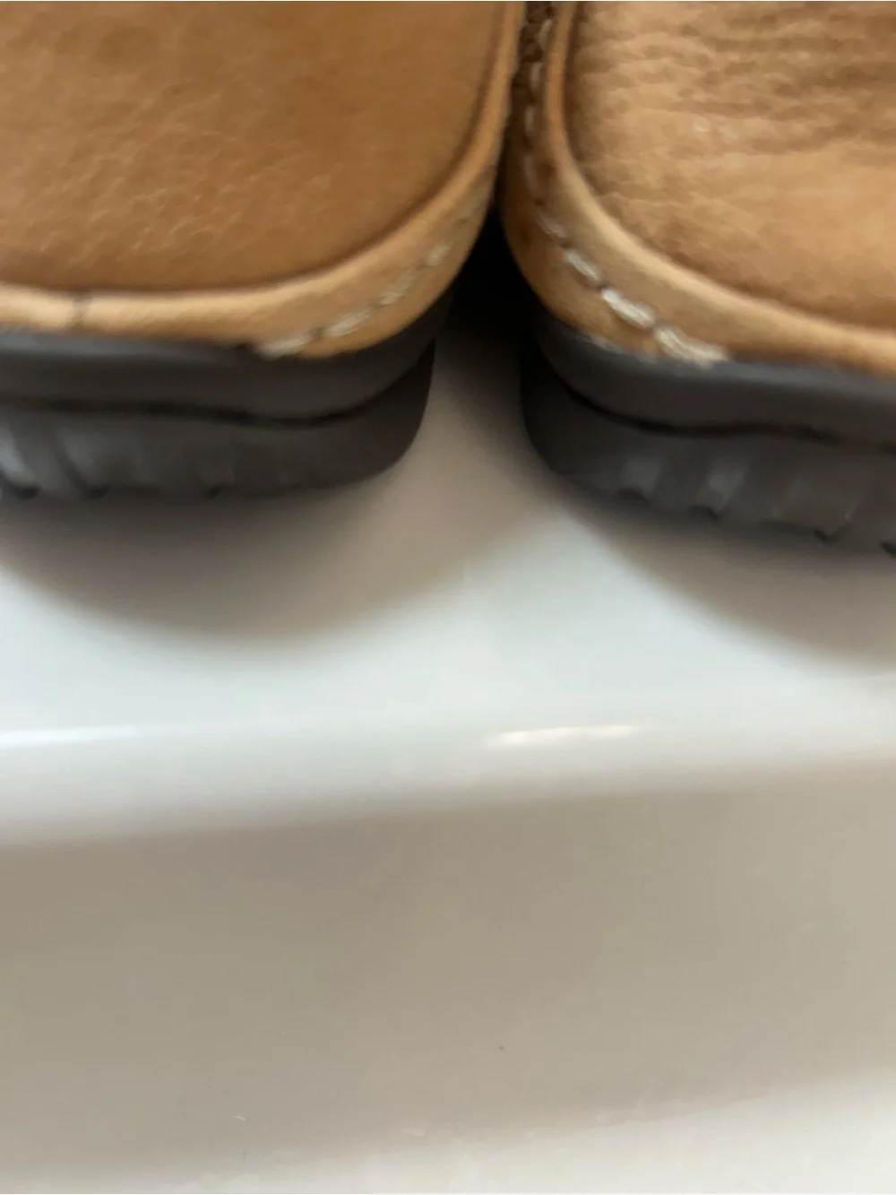 UGG KARSON TS TAN LEATHER DRIVING MOCS. NWOB MENS SiZE 7